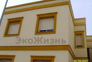 Встроенные рольставни с окном в частных домах