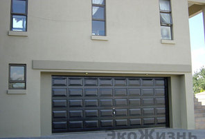 Бытовые секционные гаражные  ворота  филенчатого типа темного коричневого цвета